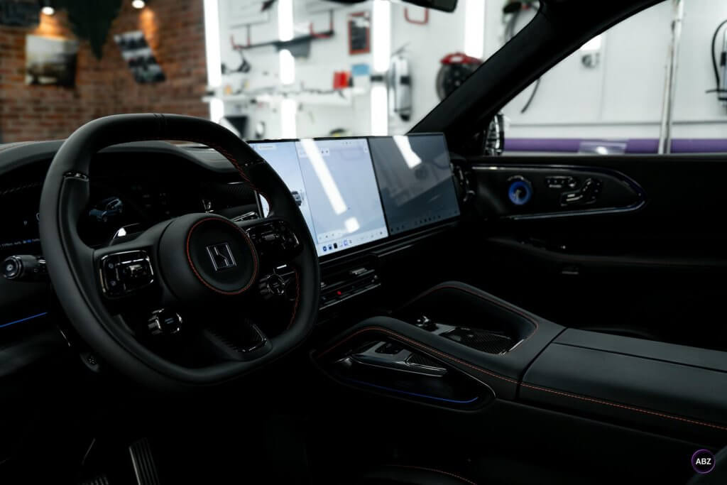 Уход за автомобилем в 2026 году 3 Защита интерьера салона автомобиля Zeekr 8X плёнкой