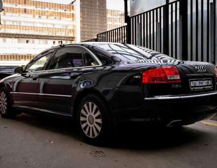 Фото оклейки антигравийной пленкой Audi A8 L