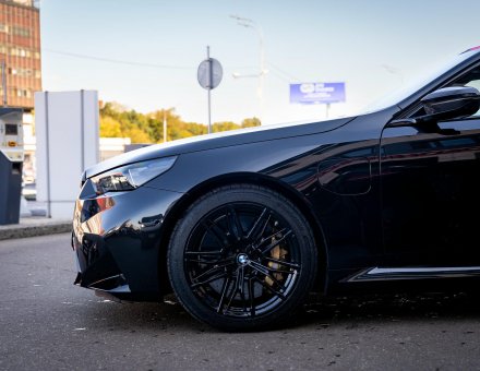 Фото оклейки антигравийной пленкой BMW M5