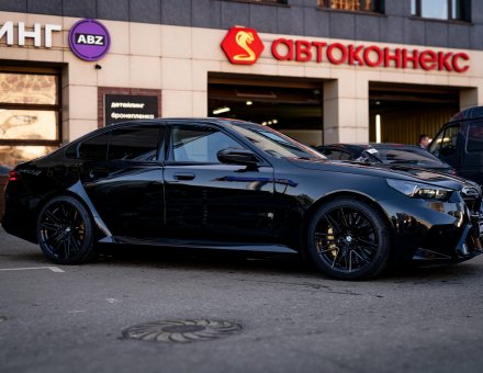 Фото оклейки антигравийной пленкой BMW M5