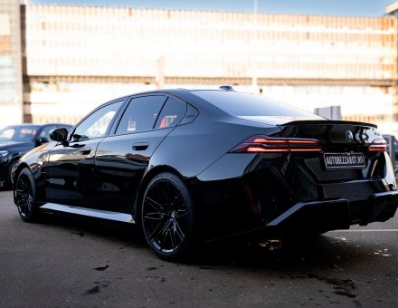 Фото оклейки антигравийной пленкой BMW M5